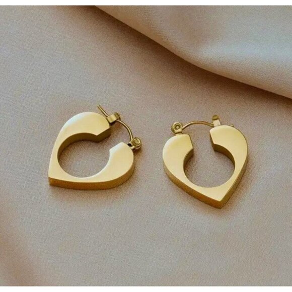 NWT  Heart Hoop Earrings 14K Gold Plated Elegant Minimalist Classic - Picture 6 of 10